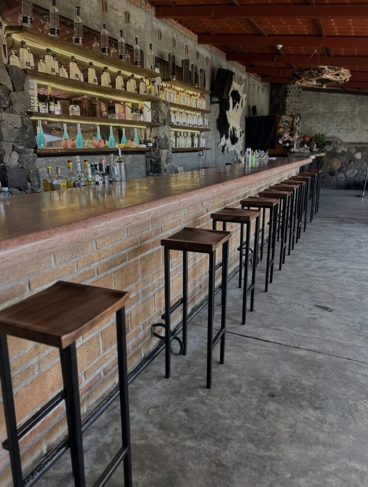 Bancos de bar a medida en madera y acero